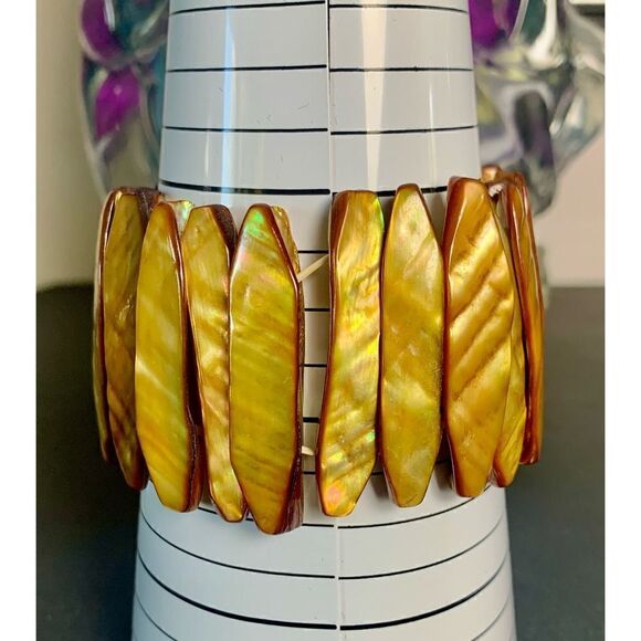 Vintage Hand carved Golden Abalone MOP panel stretch bracelet, Unsigned - Picture 3 of 3